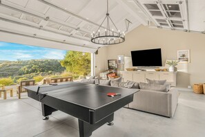 Smart TV, fireplace, video games, table tennis - Vineyard Views w/ Pool & Game Room Near Trails | Beginnings Ranch & Vineyard (Paso Robles)