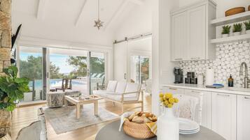 Smart TV, fireplace, video games, table tennis