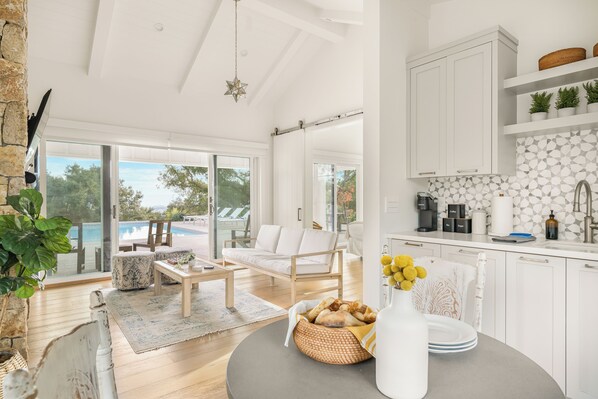 Smart TV, fireplace, video games, table tennis - Vineyard Views w/ Pool & Game Room Near Trails | Beginnings Ranch & Vineyard (Paso Robles)