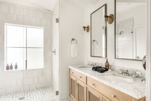 Shower, hair dryer, towels - Vineyard Views w/ Pool & Game Room Near Trails | Beginnings Ranch & Vineyard (Paso Robles)
