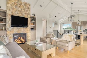 Smart TV, fireplace, video games, ping pong - Vineyard Views w/ Pool & Game Room Near Trails | Beginnings Ranch & Vineyard (Paso Robles)