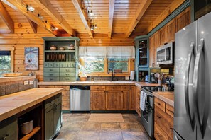 Refrigerador, microondas, horno y cafetera y tetera