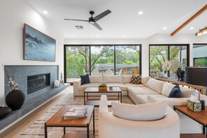 Smart-TV, peis og kontorer