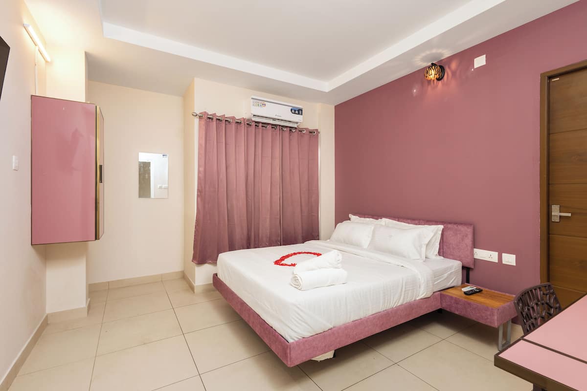 Deluxe Double Room | Desk, laptop workspace, iron/ironing board, free WiFi