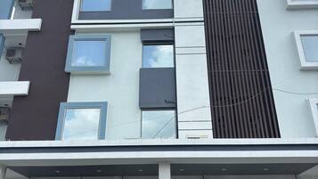 المنشأة من الخارج