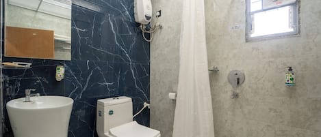 Standard Double Room | Bathroom | Shower, free toiletries, towels, soap