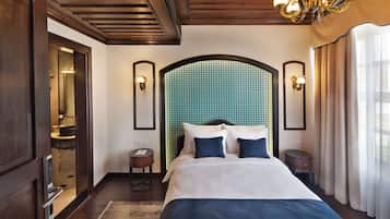 Caja de seguridad en la habitación, escritorio y cortinas blackout