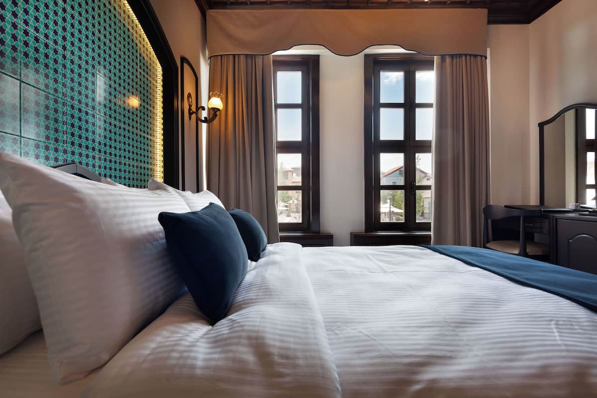 Standard Room | In-room safe, desk, blackout curtains, soundproofing