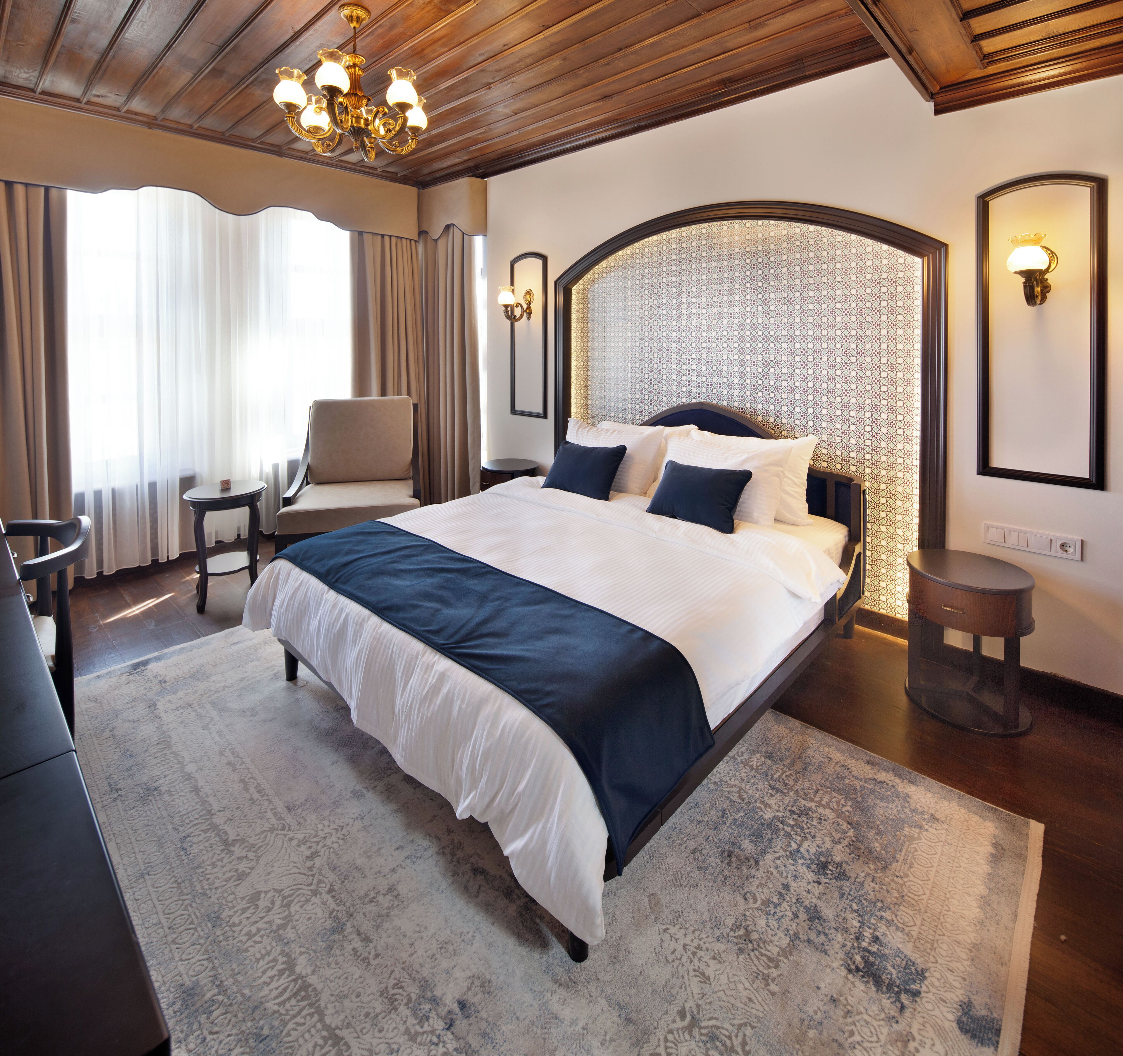 خزنة داخل الغرفة ومكتب وستائر تعتيم وتجهيزات عازلة للصوت