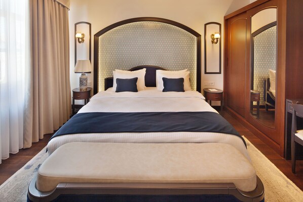 In-room safe, desk, blackout drapes, soundproofing