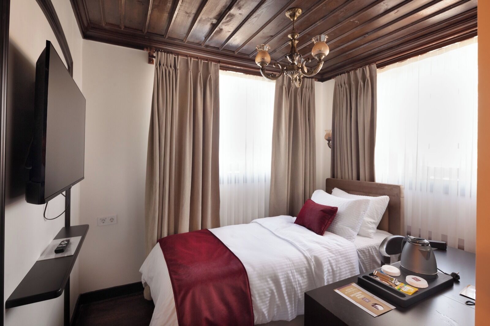 Economy Single Room | In-room safe, desk, blackout drapes, soundproofing