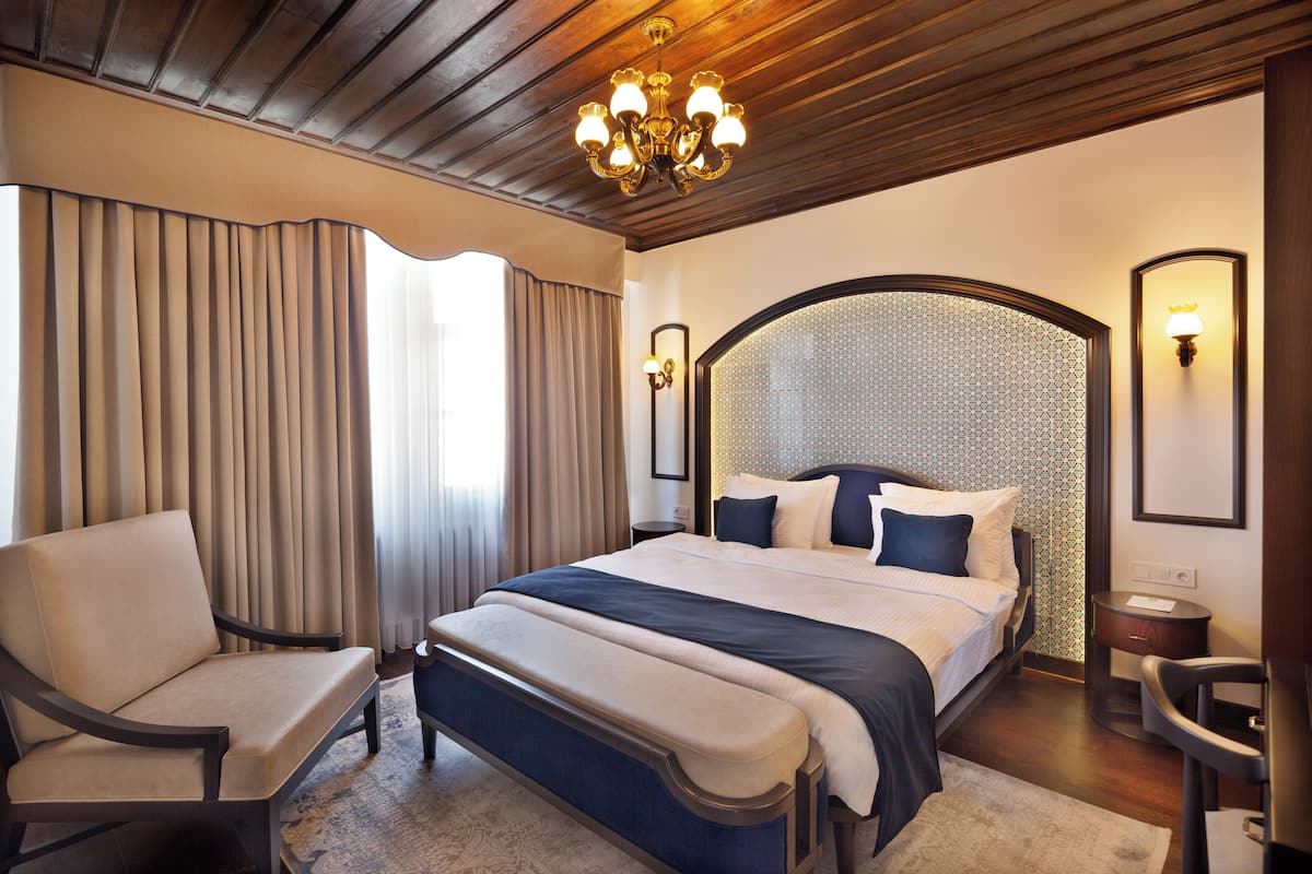 Suite | In-room safe, desk, blackout curtains, soundproofing