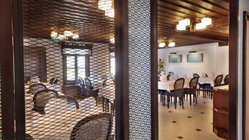 Free daily cooked-to-order breakfast