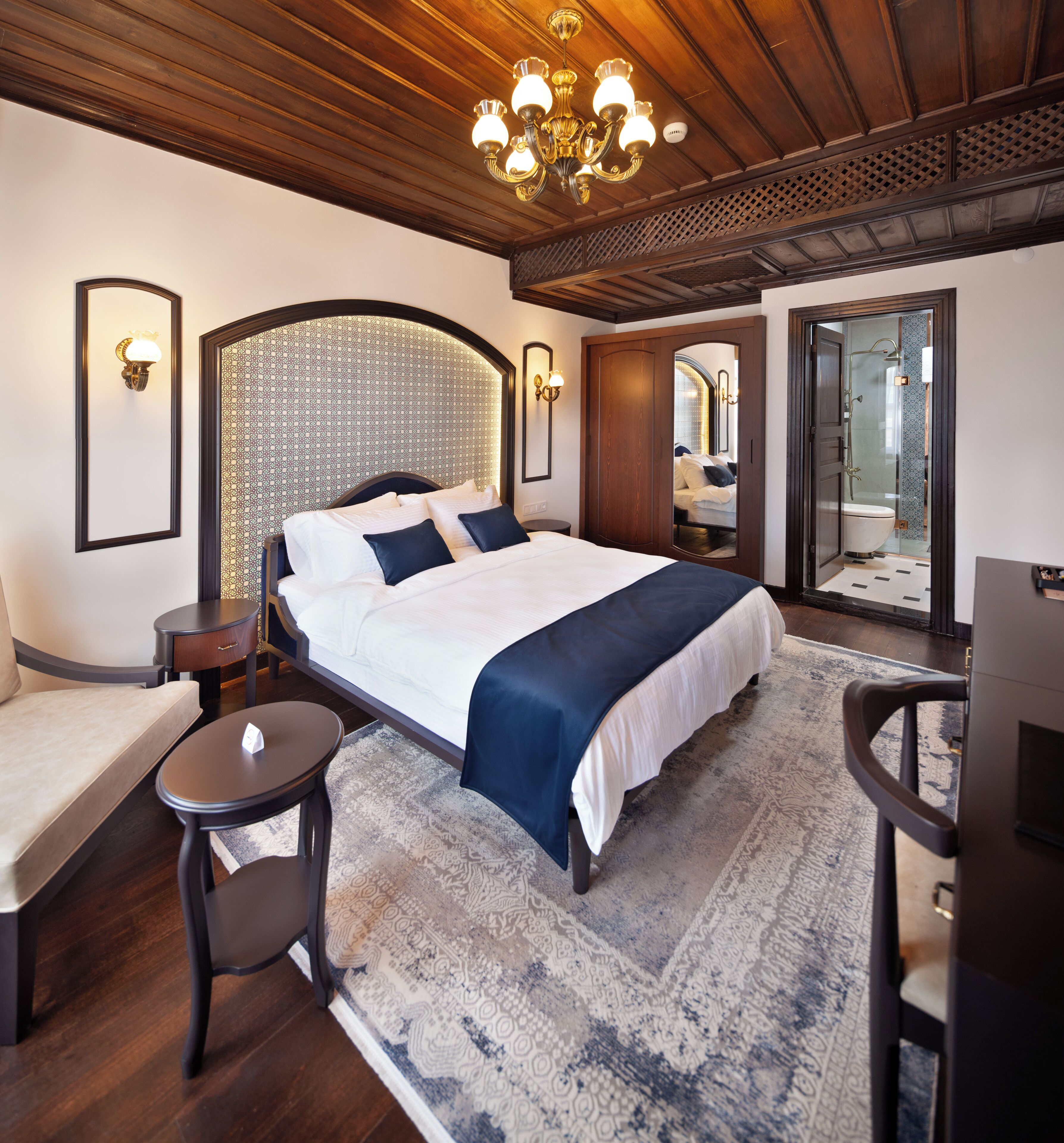 Standard Room | In-room safe, desk, blackout drapes, soundproofing