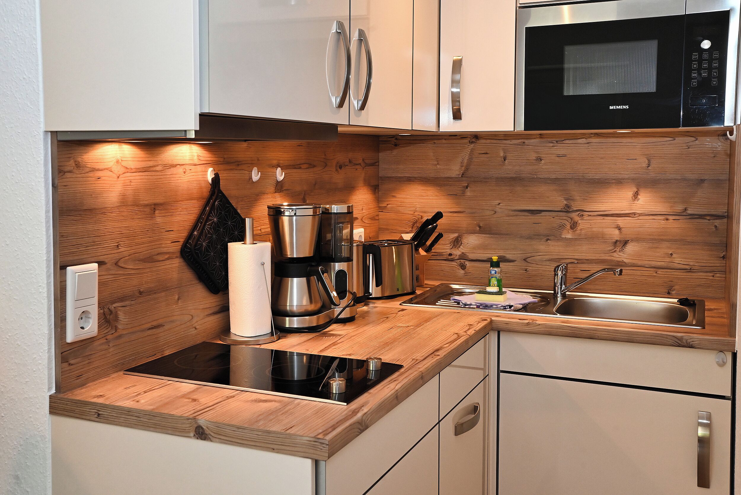 Fridge, stovetop, coffee/tea maker, toaster