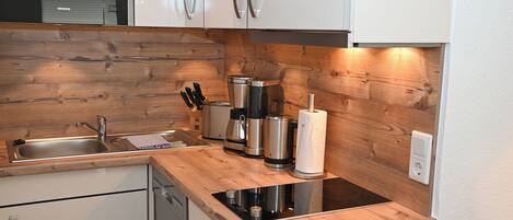 Kylskåp, mikrovågsugn, spishäll och diskmaskin