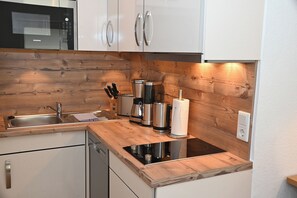 Réfrigérateur, four à micro-ondes, surface de cuisson, lave-vaisselle