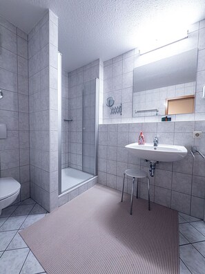 Dusche, Haartrockner, Handtücher