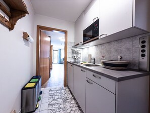 Réfrigérateur, micro-ondes, plaque de cuisson, cafetière/bouilloire