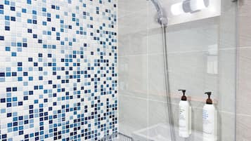 Dusche, Haartrockner, Handtücher, Shampoo