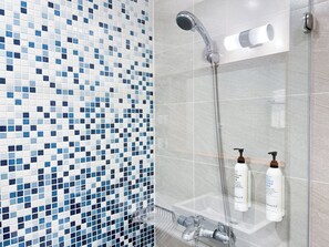 Douche, sèche-cheveux, serviettes fournies, shampoing