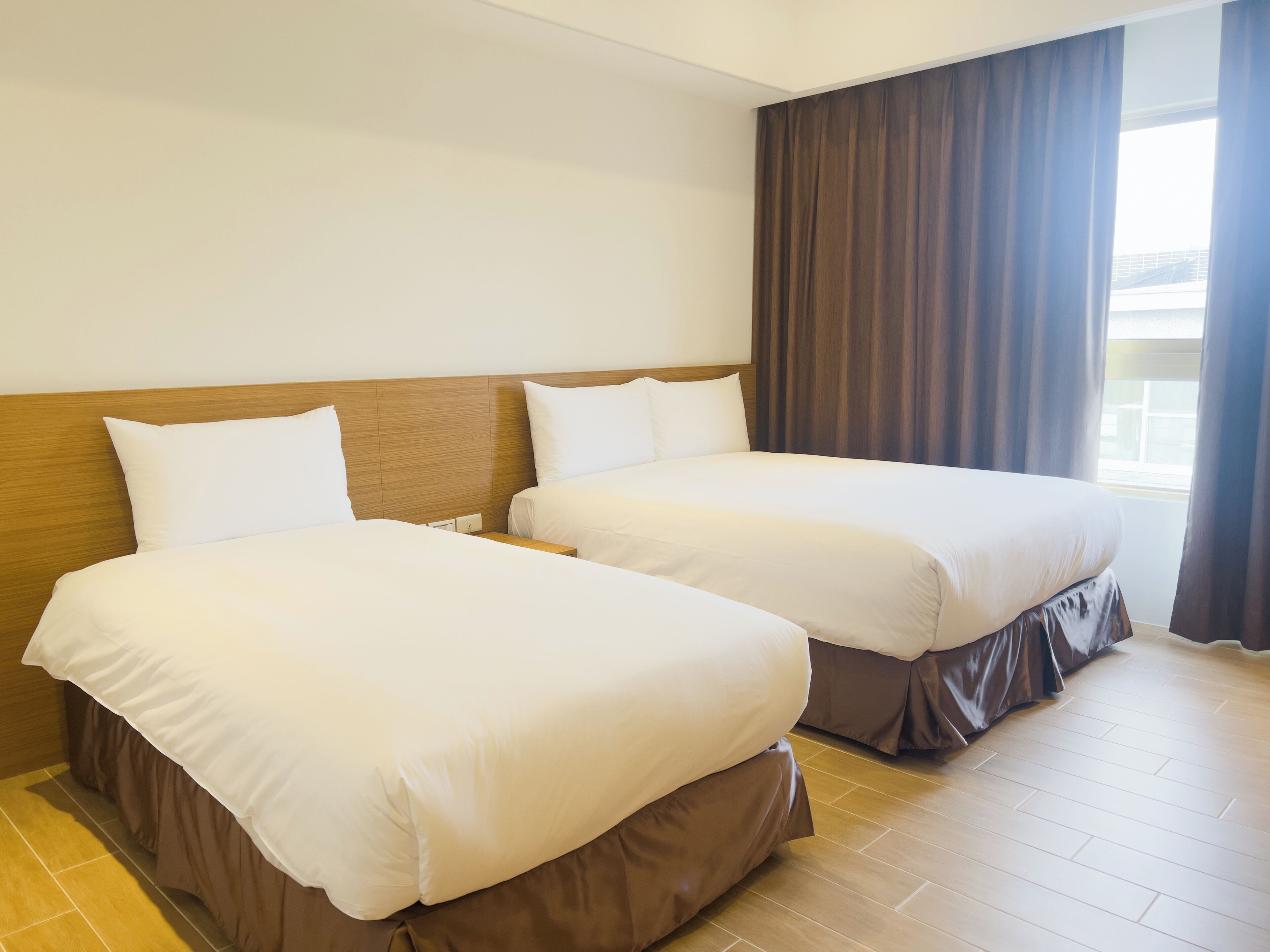 Habitación triple Deluxe | Escritorio, wifi gratis, ropa de cama