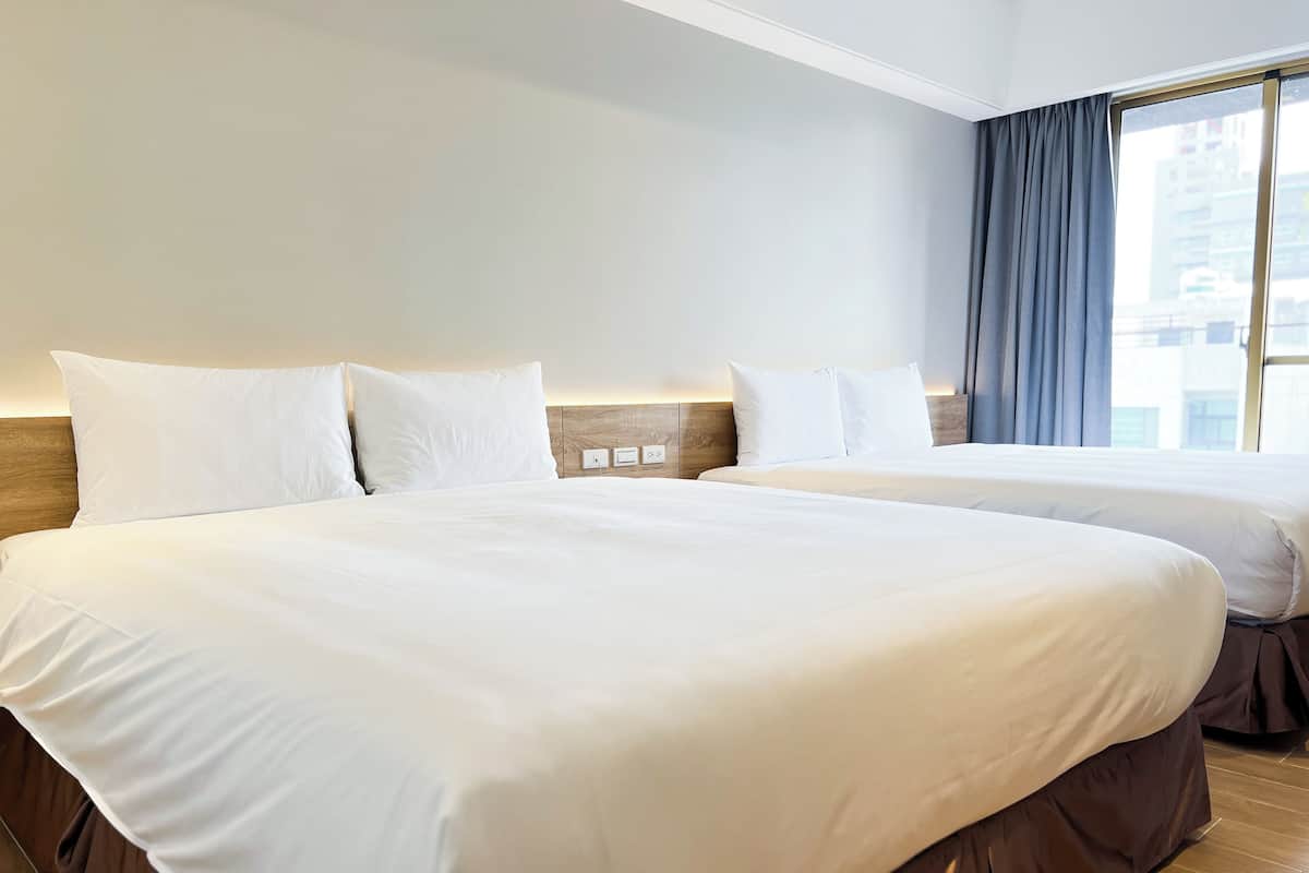 Kamar Quadruple Keluarga | Meja kerja, Wi-Fi gratis, dan seprai linen