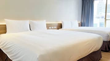 Family Quadruple Room | Desk, free WiFi, bed sheets