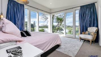 4 quartos, escrivaninha, ferros/tábuas de passar roupa, Wi-Fi