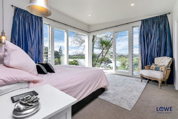 4 عدّة غرف نوم ومكواة/لوح كي وواي فاي وملاءات أسرّة