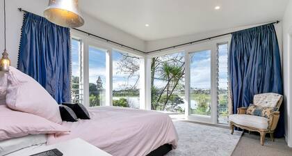 4 Bed home in Devonport views overlooking Ngataringa Bay. Spa, Firepit, Kayak.