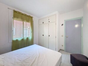 1 soverom og strykejern/-brett