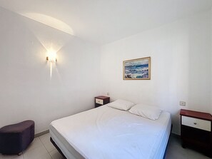 1 habitación y tabla de planchar con plancha 