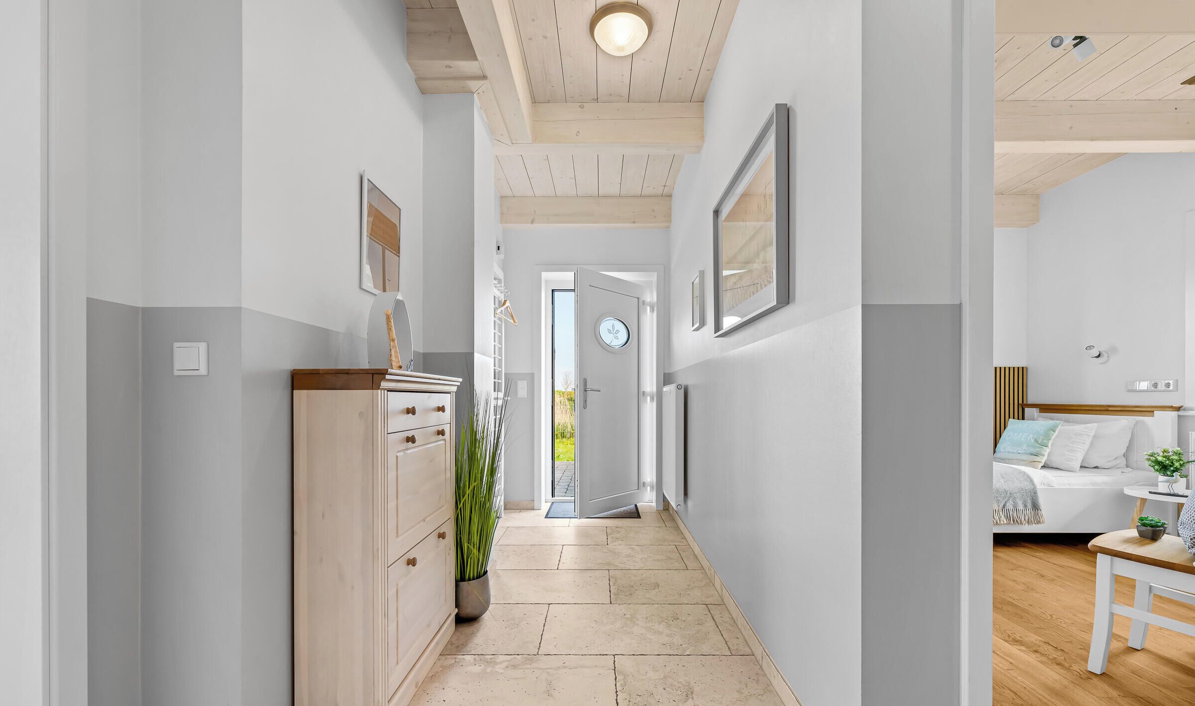 3 habitaciones, tabla de planchar con plancha y cuna de viaje 