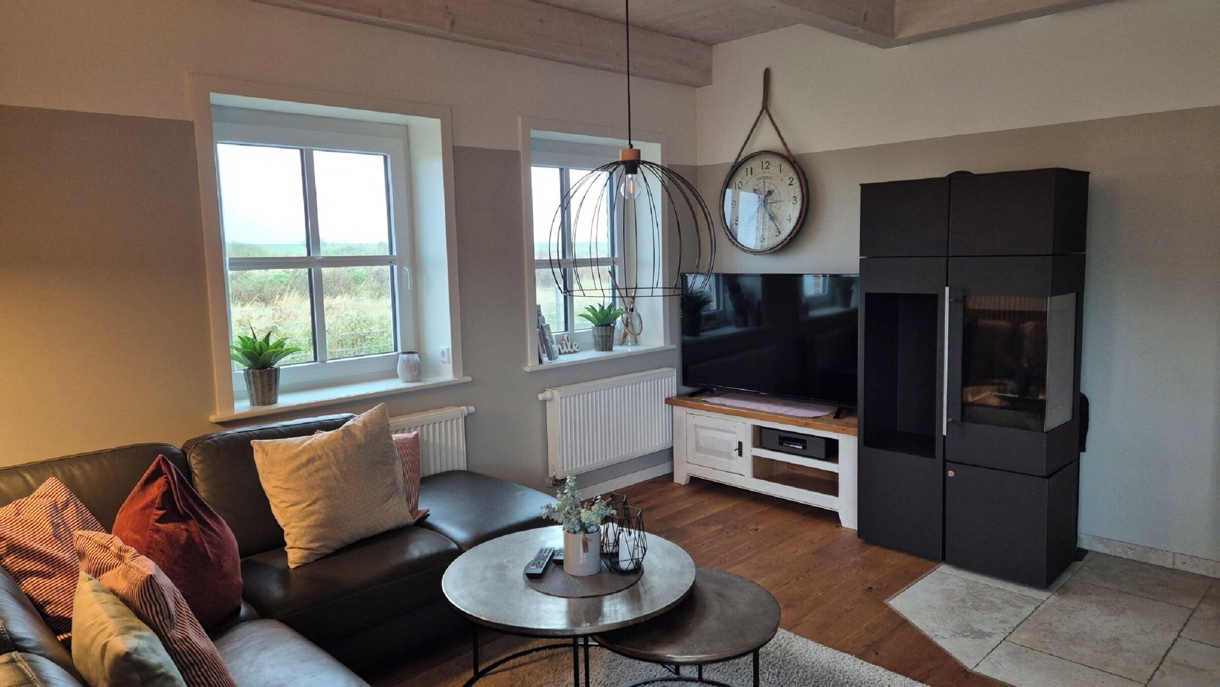 Télévision, cheminée, lecteur de DVD