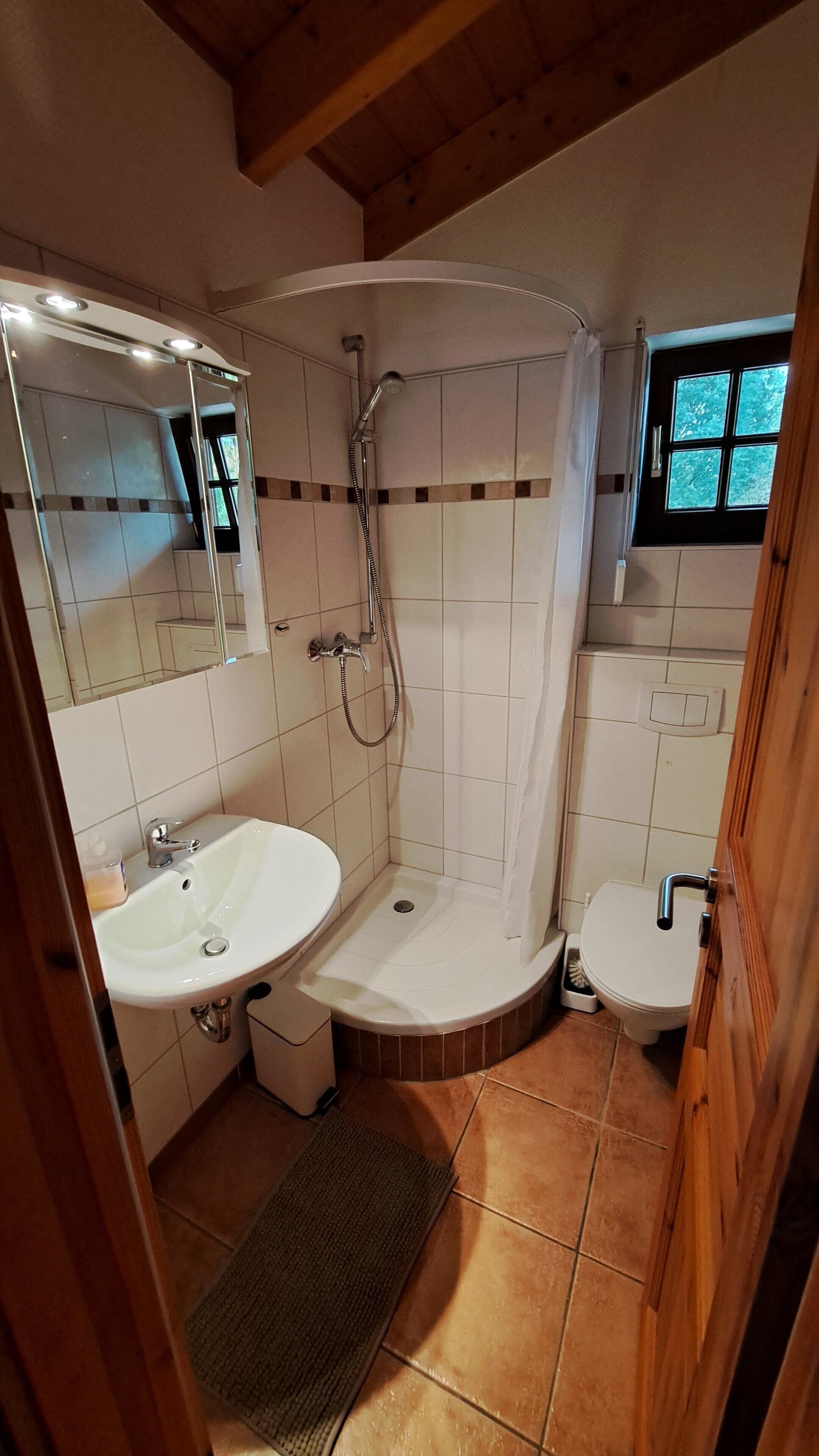Une salle de bain avec une douche, un lavabo et des toilettes.