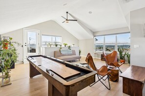 Televisión, chimenea y estéreo 