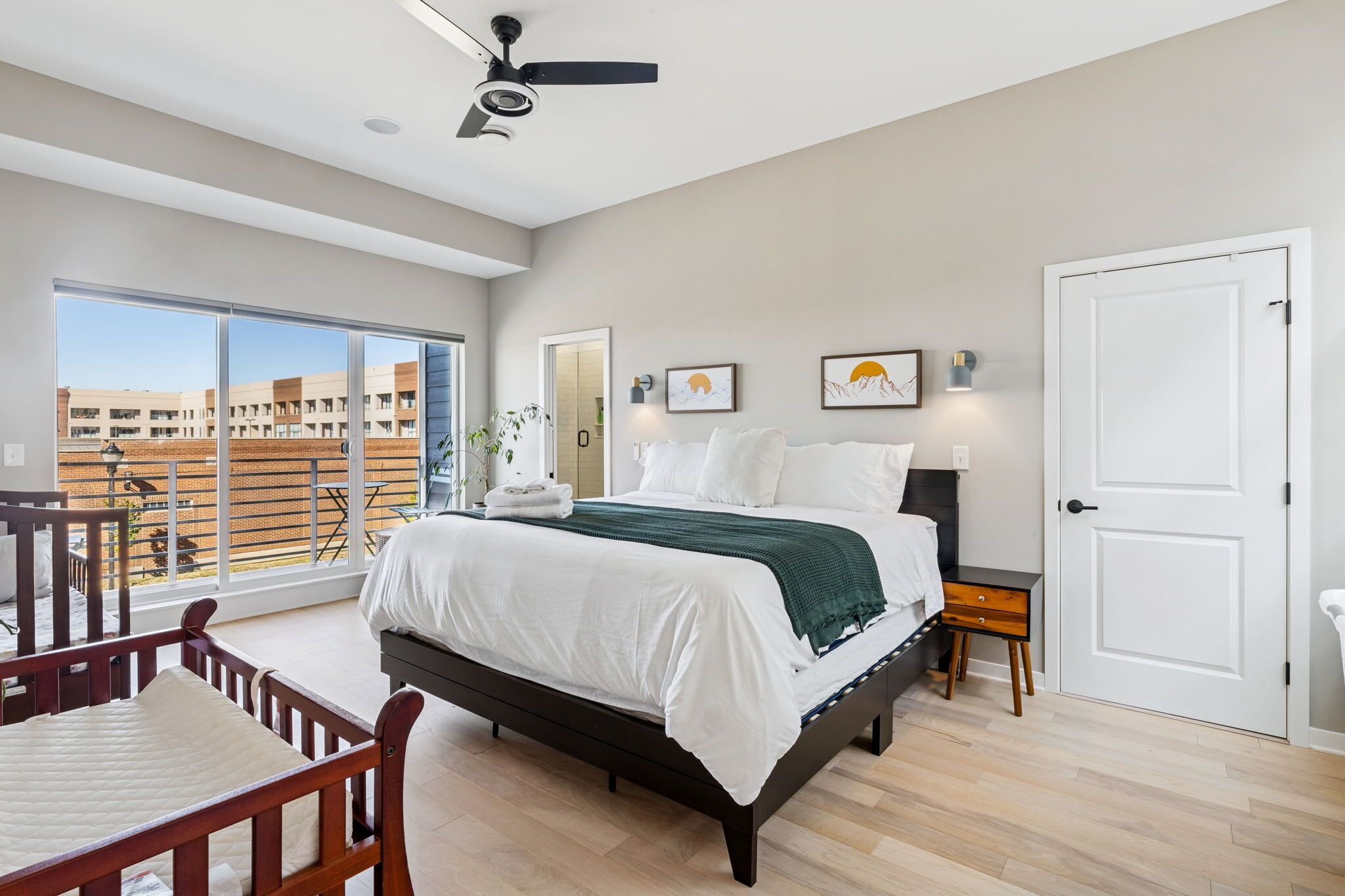 3 chambres, fer et planche à repasser, Wi-Fi, draps fournis