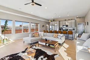 Televisión, chimenea y estéreo 