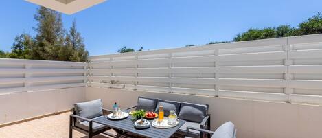 屋外ダイニングエリア