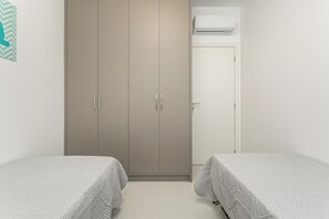 2 عدّة غرف نوم ومكواة/لوح كي وواي فاي مجانًا وملاءات أسرّة