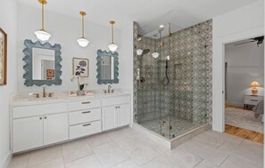 Een douche, een haardroger, handdoeken, zeep