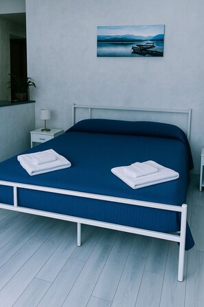 1 soverom, strykejern/-brett, internettilgang og sengetøy