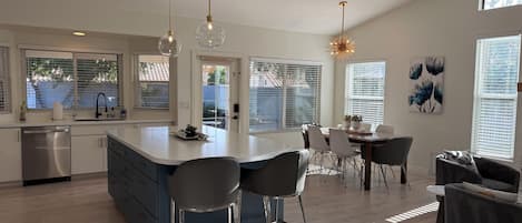 Réfrigérateur, micro-ondes, four, lave-vaisselle