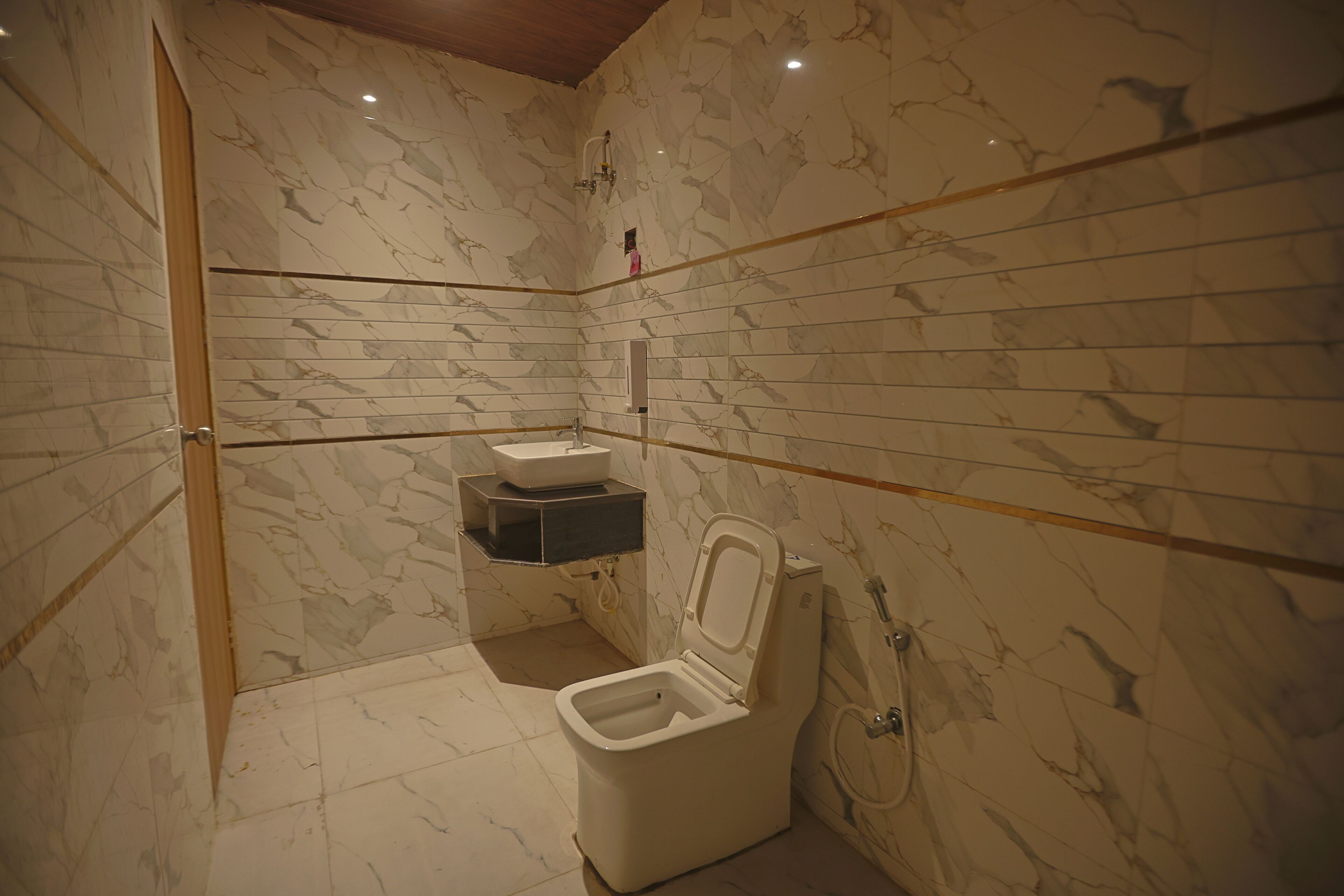 Family Quadruple Room | Bathroom | Slippers, towels, soap, shampoo