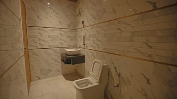 Family Quadruple Room | Bathroom | Slippers, towels, soap, shampoo