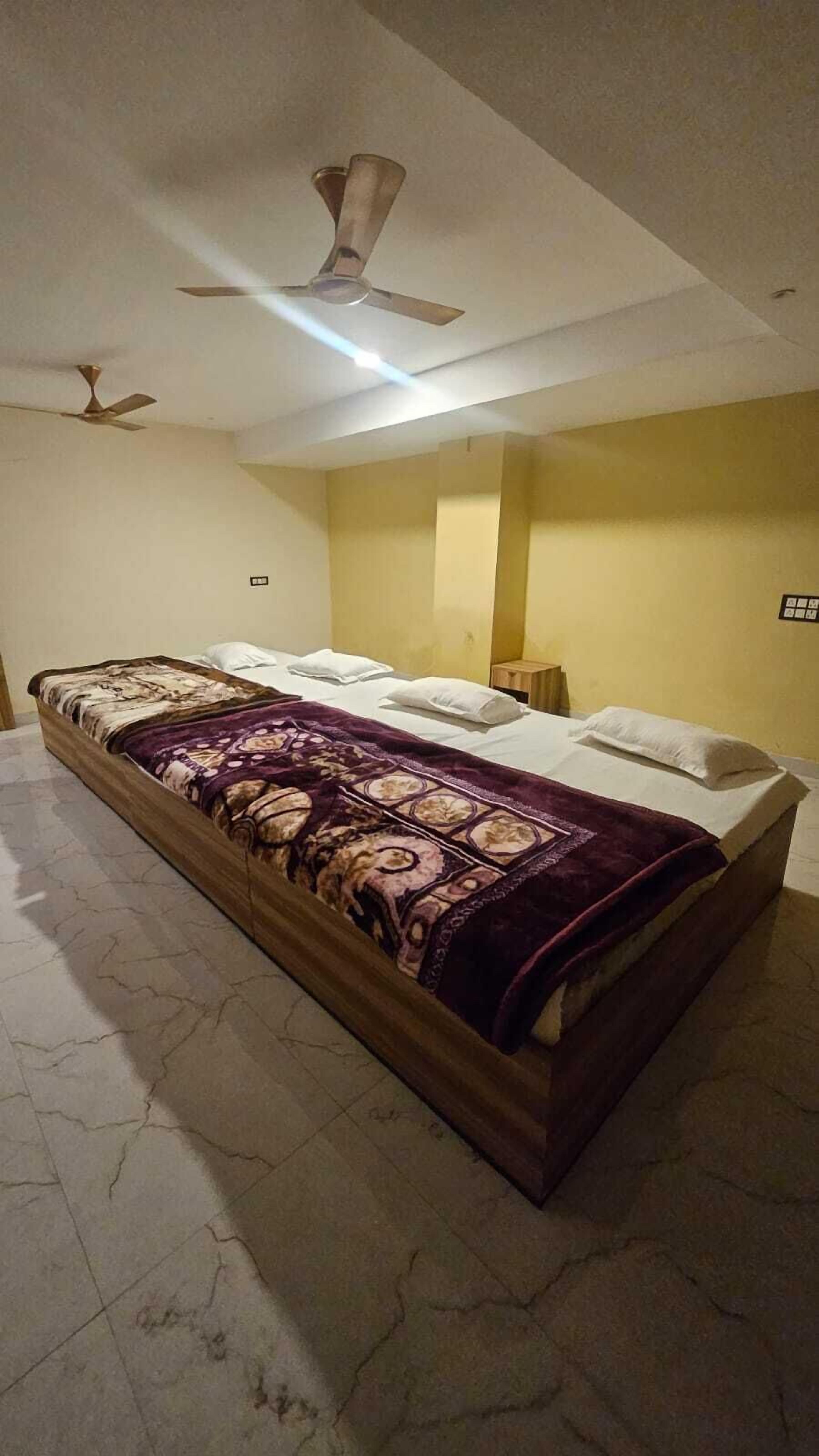 Basic-Studiosuite | Schreibtisch, laptopgeeigneter Arbeitsplatz, schallisolierte Zimmer