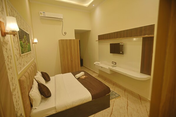 Classic Double Room | Desk, laptop workspace, soundproofing, iron/ironing board