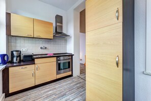 Fridge, coffee/tea maker, toaster, cookware/dishes/utensils - Stranddistel, Haus Gudrun: Apartment 3 with WLAN, only 600 m to the beach in Zinnowitz (Zinnowitz)