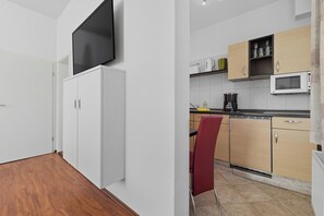 Kühlschrank, Wasserkocher mit Kaffee-/Teezubehör, Toaster